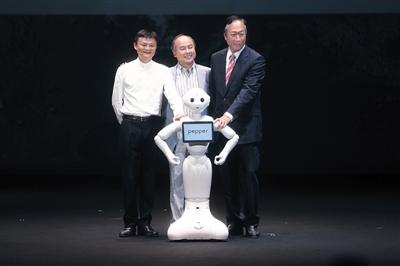 2015년 6월 18일 도쿄에서 마윈(馬雲, 왼쪽), 쑨정이(孫正義, 가운데), 궈타이밍(郭台銘, 오른쪽)이 세계 최초의 감성로봇 Pepper와 기념 촬영을 했다.