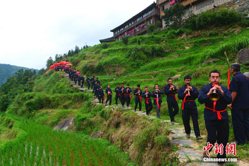 광시 룽성 홍요족의 ‘홍의절’ 나기… 전통 행사 눈길
