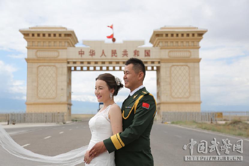 무장경찰, 中-카자흐스탄 변경 지대서 ‘특별한 웨딩마치’ 