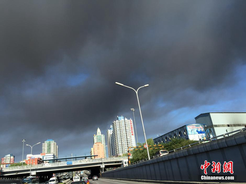 베이징 다훙먼 부근 공장서 화재… 검은 연기로 뒤덮힌 하늘