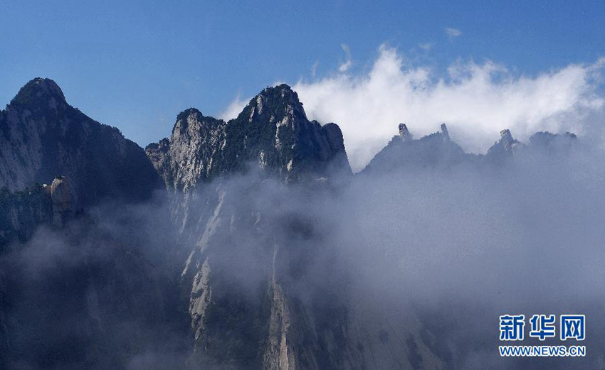 화산(華山)의 여름, 안개 속에 가려진 산봉우리 장관