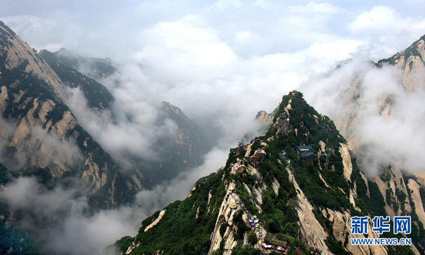 화산(華山)의 여름, 안개 속에 가려진 산봉우리 장관