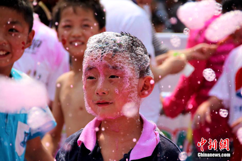 시안(西安) ‘버블 런’, 비키니 미녀들에 ‘시선 집중’