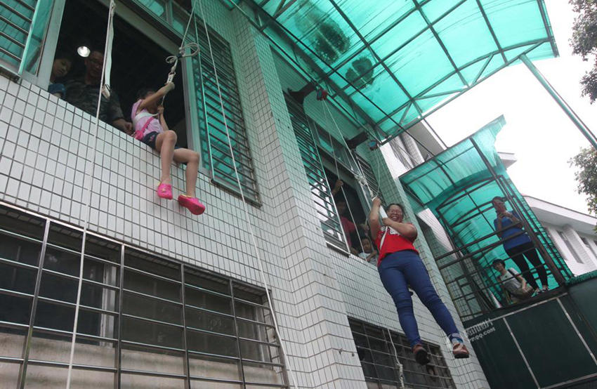 광저우 한 중학교， ‘부모님과 함께하는 안전 교육’ 실시