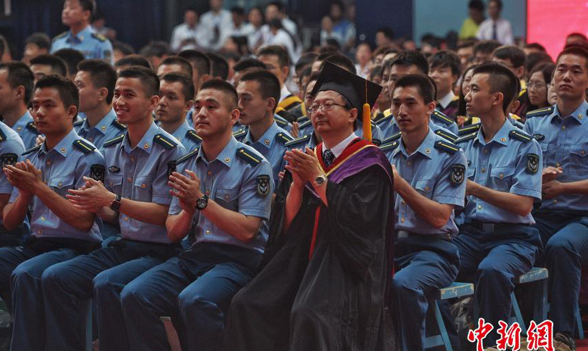칭화대 졸업식에 처음으로 등장한 비행조종사학과 학생들