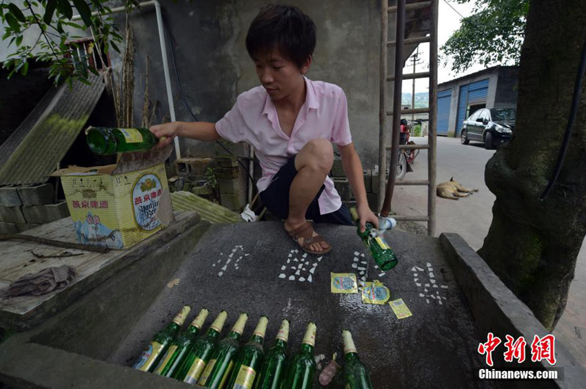 충칭 대졸생, 맥주병 8500개로 '맥주병룸' 뚝딱!