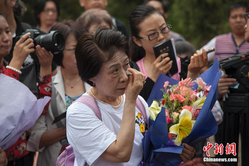 일본 전쟁고아 방중단, 하얼빈 중국 양부모 묘지 참배