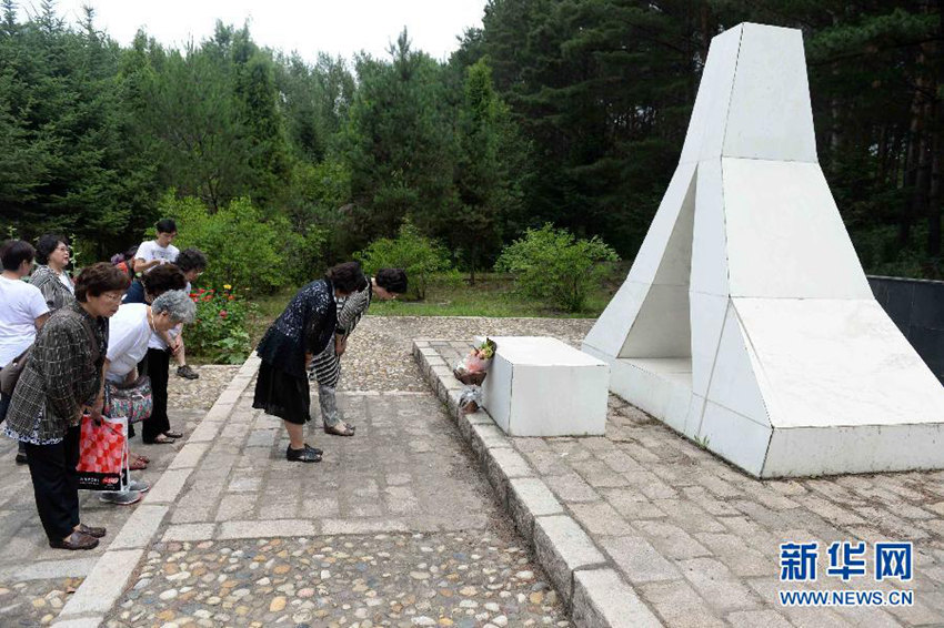 일본 전쟁고아 방중단, 하얼빈 중국 양부모 묘지 참배