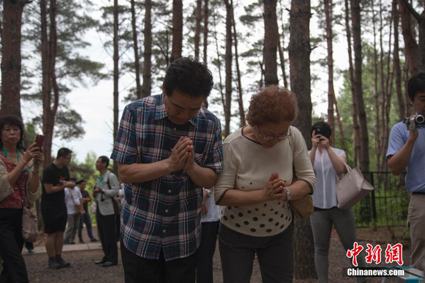 일본 전쟁고아 방중단, 하얼빈 중국 양부모 묘지 참배