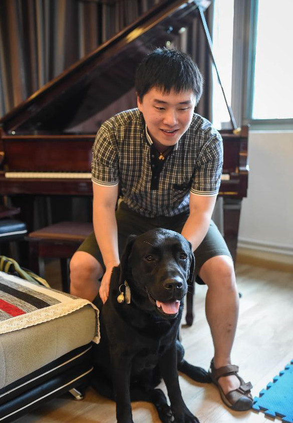 구이저우 첫 맹인 조율사와 맹인견 ‘미슈’의 이야기