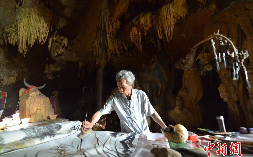 구이저우 노인, 예술적 영감 위해 30년간 동굴 기거