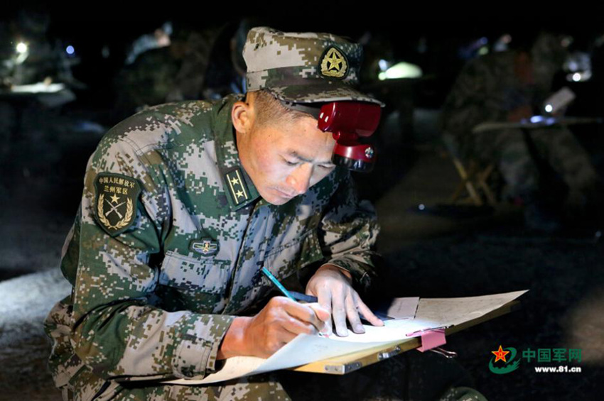 신장 해방군 장교 심사 새로운 형식, 어둠 속 지도 식별