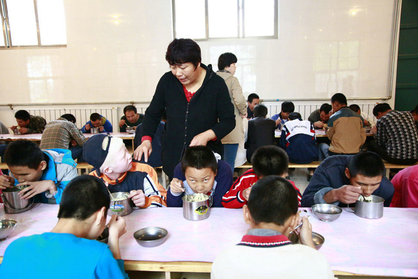 세상을 볼 수 없는 교장선생님과 학생들