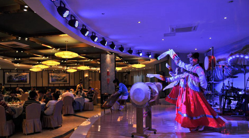 쿤밍 조선식당… 미녀 종업원들의 춤과 노래 서비스 인기