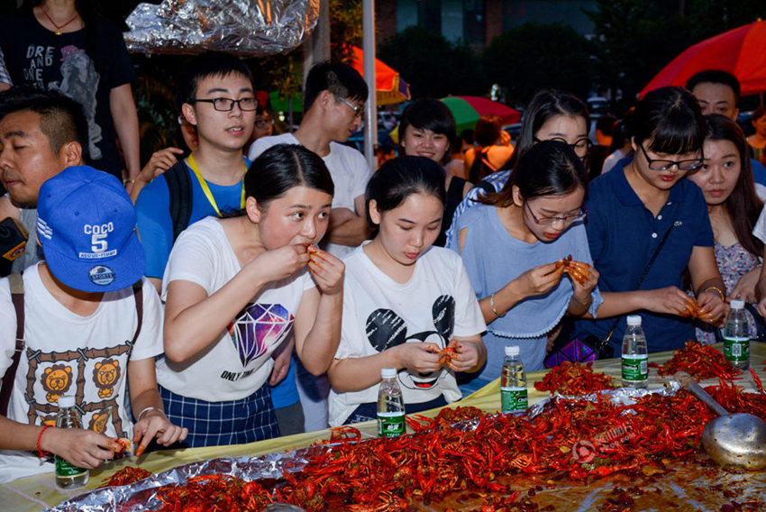 창사에서 열린 민물새우 축제, 포클레인으로 새우 볶기