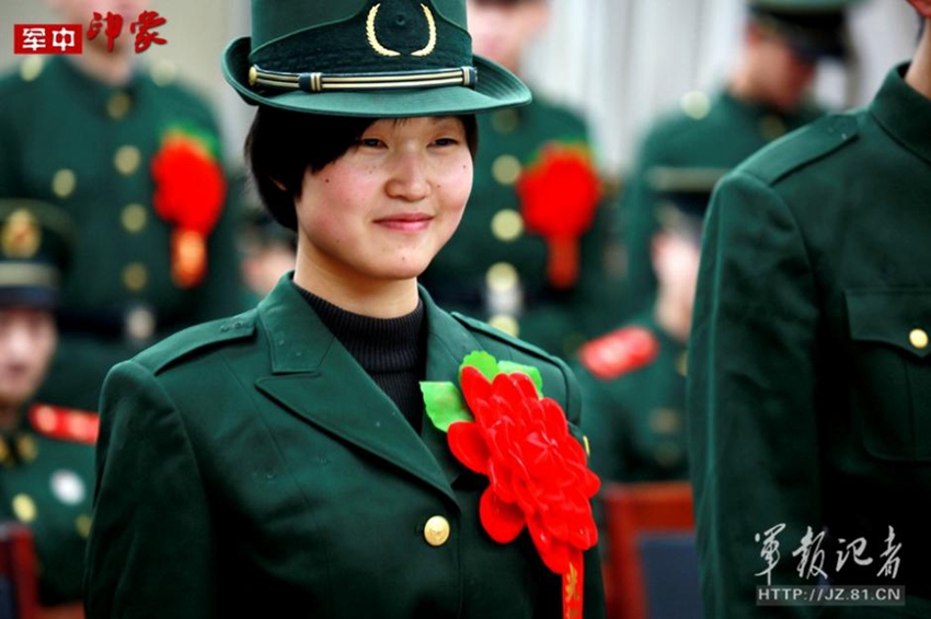 중국의 매력적인 여군 순례! 십자가 지고 자세훈련을? 