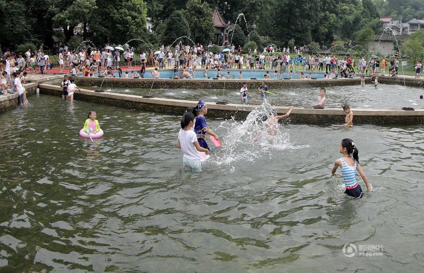 저장 취저우 마을 수영장, 시민들 물놀이로 더위 식혀