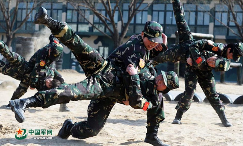 중국 여군 활약상 담은 포토집 출시… “늠름한 여걸”