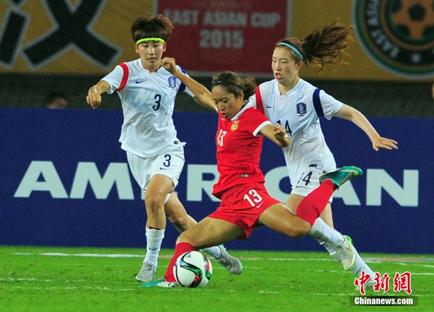 중국 선수 13번 탕자리(唐佳麗)가 한국 선수의 공을 빼앗아 슛을 날린다.