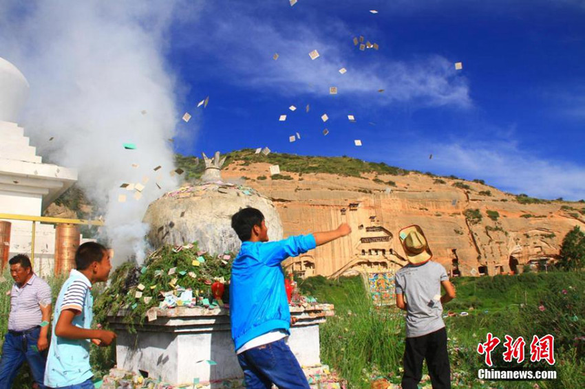 간쑤 마티쓰(寺) ‘불상 씻기’ 행사에 참배객 운집