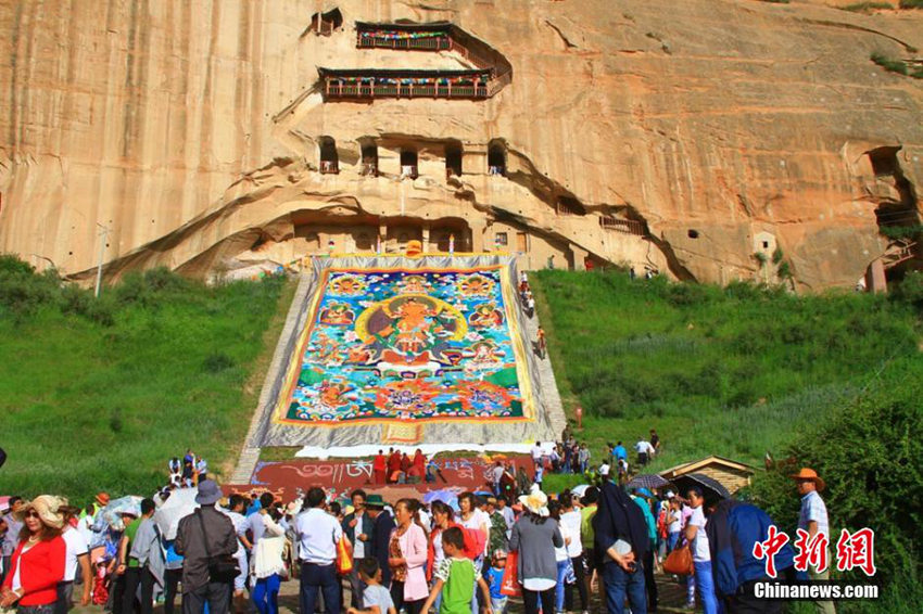 간쑤 마티쓰(寺) ‘불상 씻기’ 행사에 참배객 운집