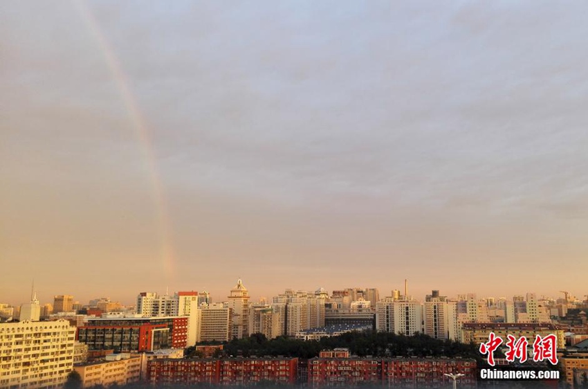 베이징서 거대한 무지개 떠, 금빛으로 물든 하늘 연출