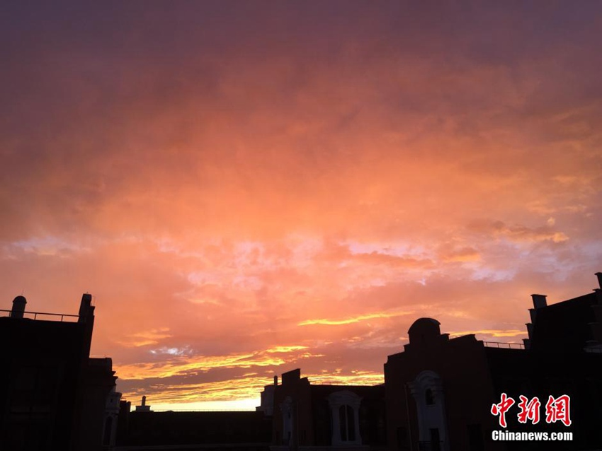 베이징서 거대한 무지개 떠, 금빛으로 물든 하늘 연출