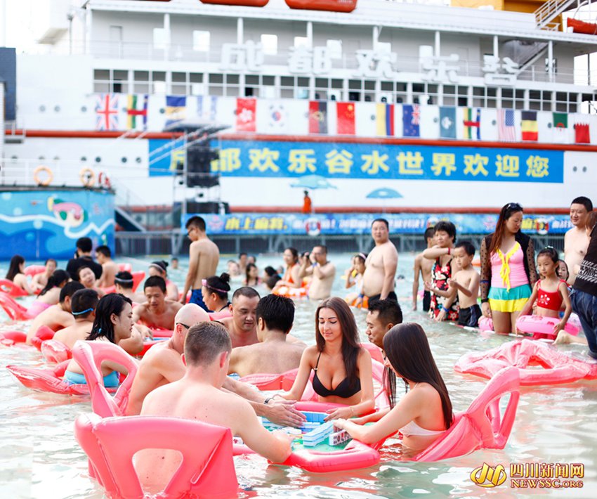 쓰촨 ‘환러구 물의 세계’ 수상 마작 대회, 인기 만점