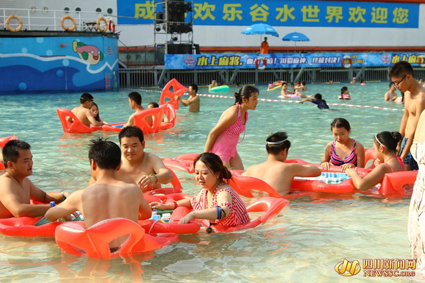 쓰촨 ‘환러구 물의 세계’ 수상 마작 대회, 인기 만점