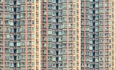 빼곡하고 층층이 쌓인 홍콩 시민들의 주거 아파트   