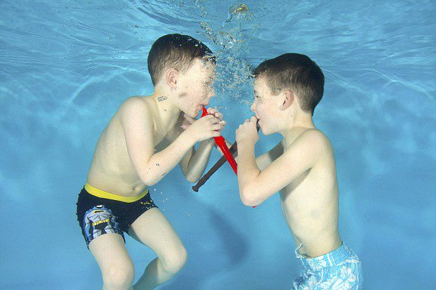 英 아이들 수중사진 촬영 화제, 개성 넘치는 포즈