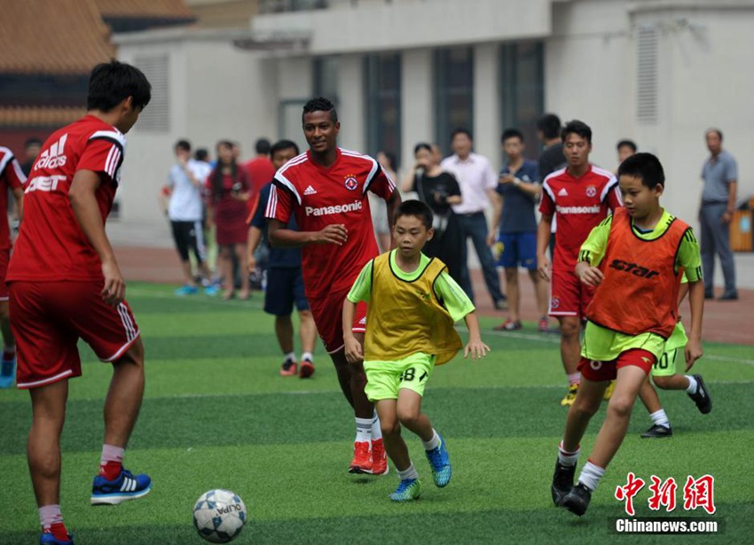 홍콩 난화 축구팀, 허베이 축구 꿈나무들과 축구 격전