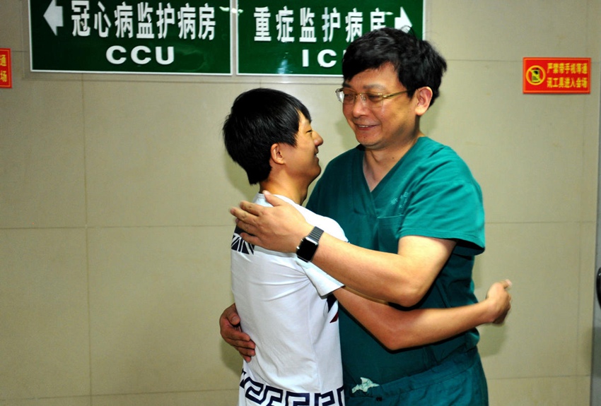 19세 구차오(좌)는 당시 수술을 받았던 병원을 찾아 담당의와 포옹했다.