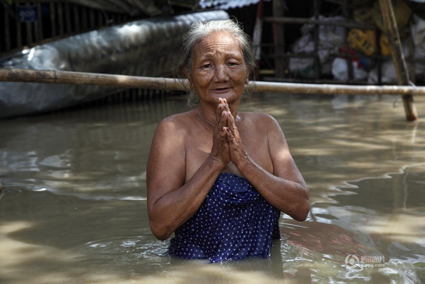 8월 5일, 미얀마 양곤의 한 노인이 구호 물품을 기다리고 있다.