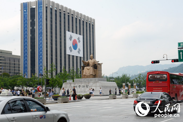 태극기로 뒤덮인 서울 도심 빌딩, 광복 70주년 기념  