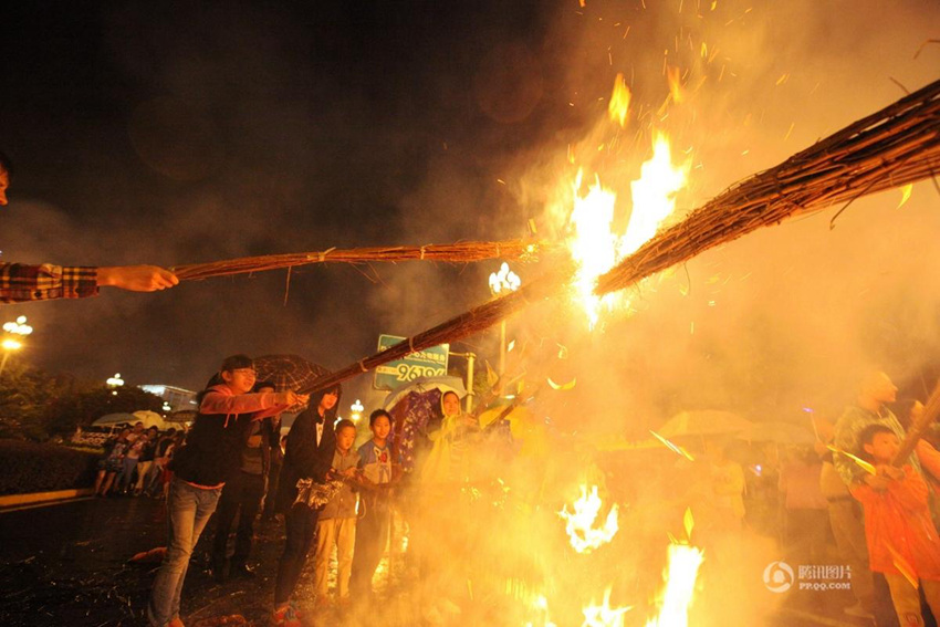 쓰촨 이족 횃불축제, 비 오는 날씨에도 분위기 ‘후끈’