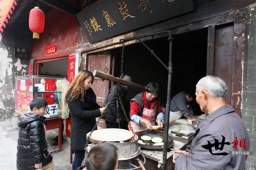 산시 스취안현 옛 거리의 30년 전통 구치모(鼓氣饃) 가게
