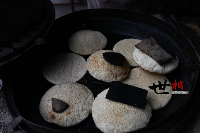 산시 스취안현 옛 거리의 30년 전통 구치모(鼓氣饃) 가게
