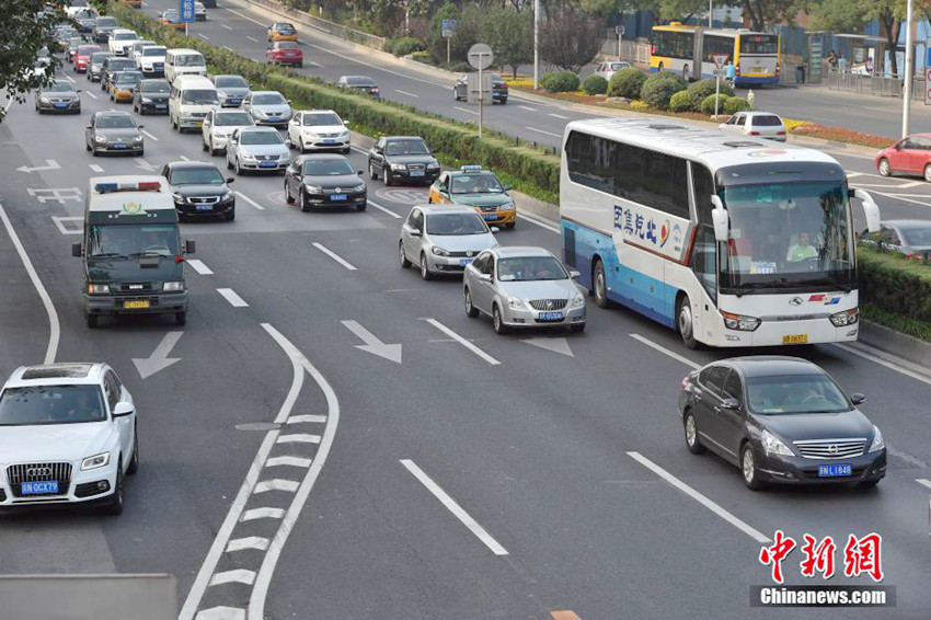 베이징 차량 2부제 운행 첫날, 교통량 현저히 줄어