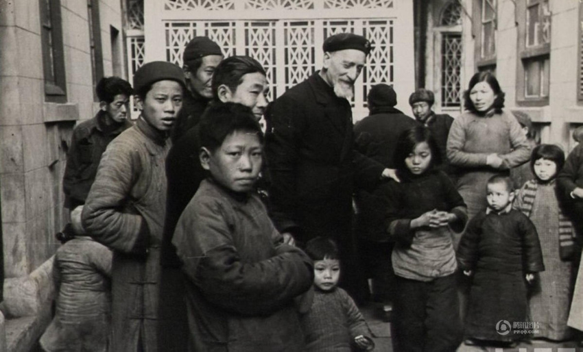 1938년 프랑스 신부와 30만 중국 난민의 항일전쟁 장면