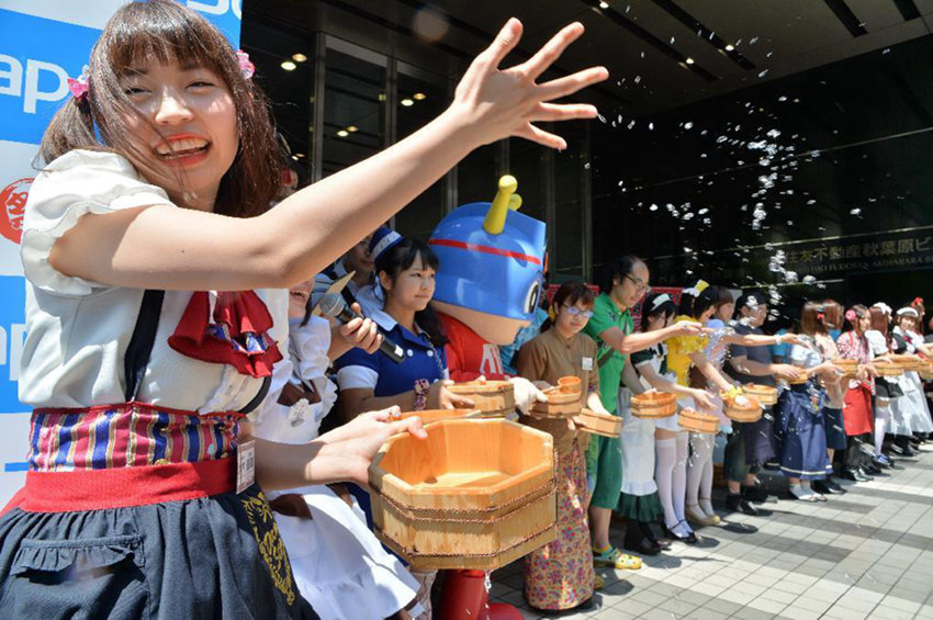 日 2015 코스프레 물 뿌리기 축제, 미녀 몰려 화제