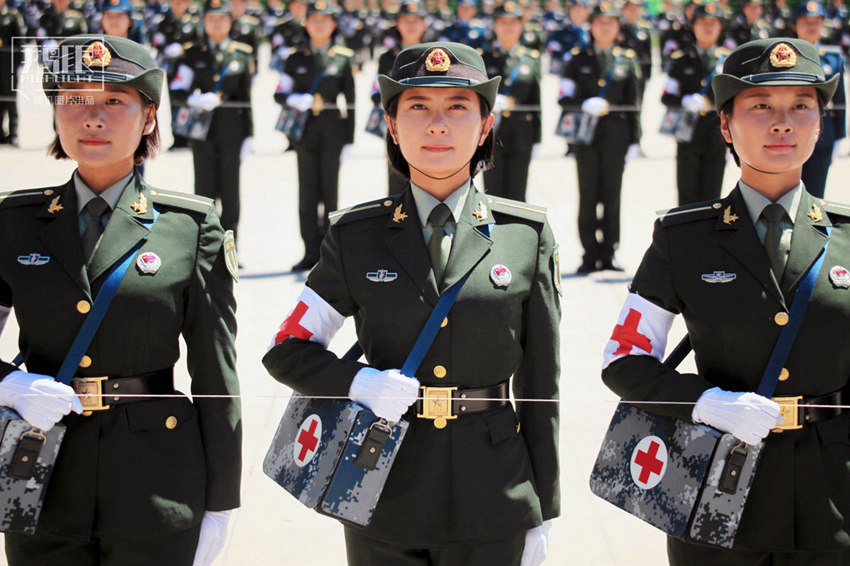 2015년 8월 4일, 사열을 받는 바이추언 군의학원 여군이 열병촌에서 훈련을 받고 있다.
