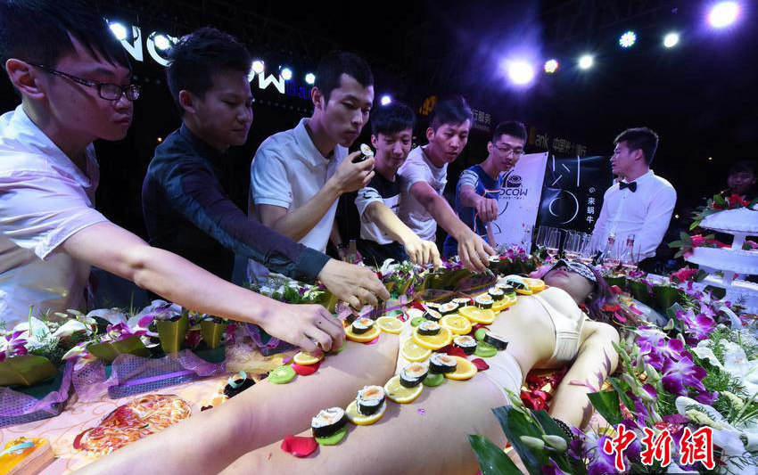 타이위안 ‘인간 스시 이벤트’…시식 파티 벌어져