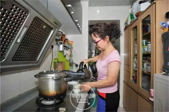 청두 70세 할머니, 전국 폴댄스 1인자 등극