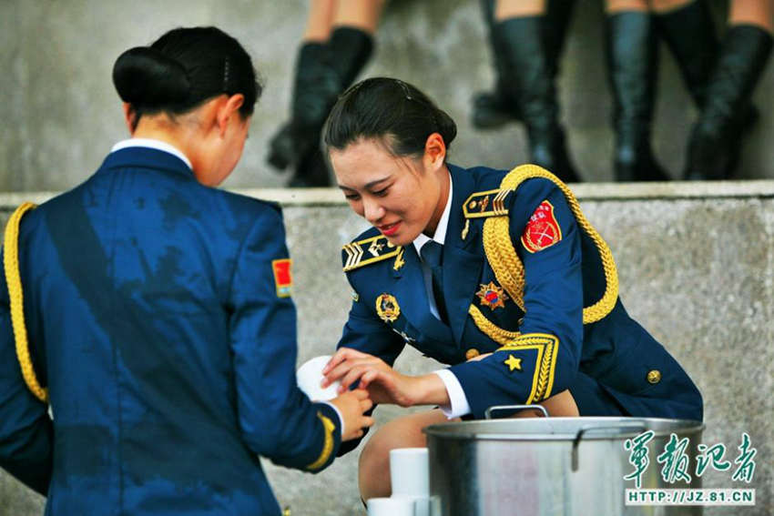 훈련 휴식시간, 의장대 소속 여군 두 명이 목을 축이고 있다.