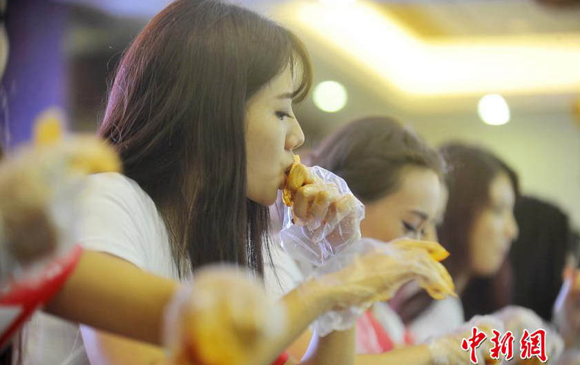 중국 관광홍보대사 대회서 미녀들 바닷가재 먹기 도전