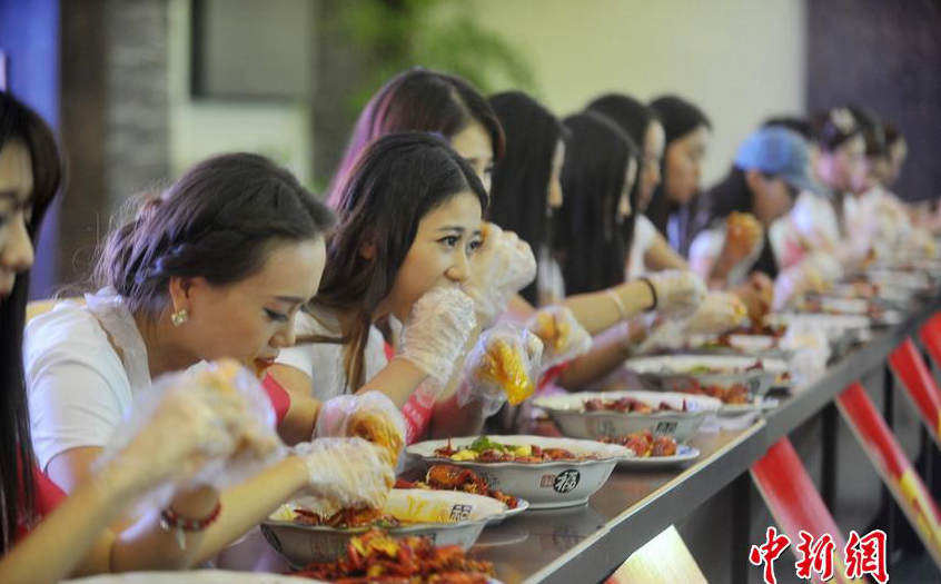 중국 관광홍보대사 대회서 미녀들 바닷가재 먹기 도전