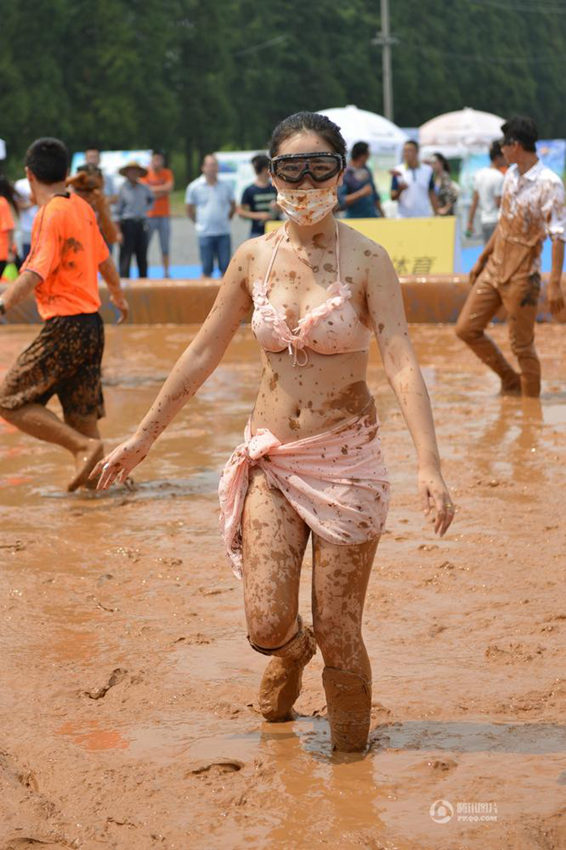 난징 머드 축구대회 개최, 진흙 범벅 ‘미소녀 전사’