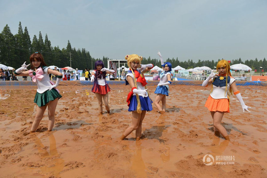 난징 머드 축구대회 개최, 진흙 범벅 ‘미소녀 전사’