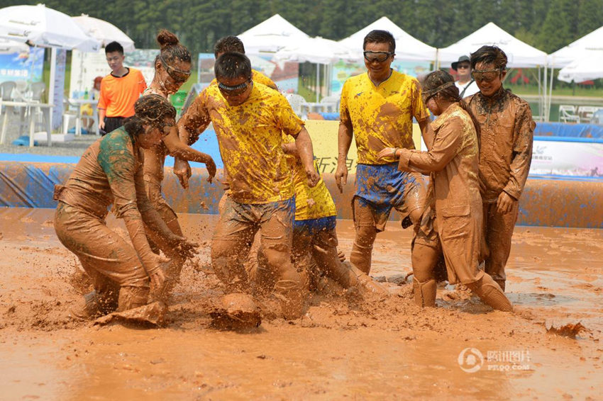 난징 머드 축구대회 개최, 진흙 범벅 ‘미소녀 전사’